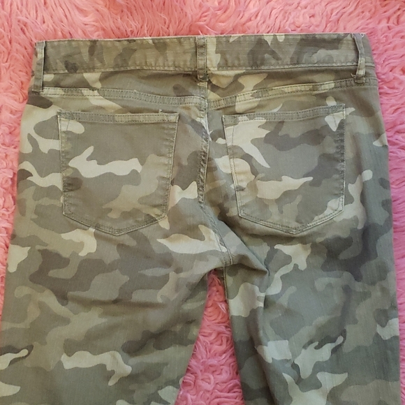 Gap Camo Capris - Picture 3 of 6
